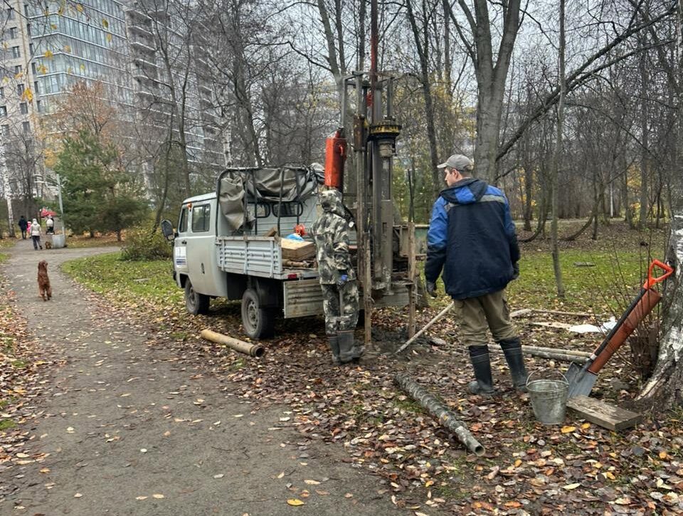 Непонятные изыскания проводят в одном из скверов Петрозаводска