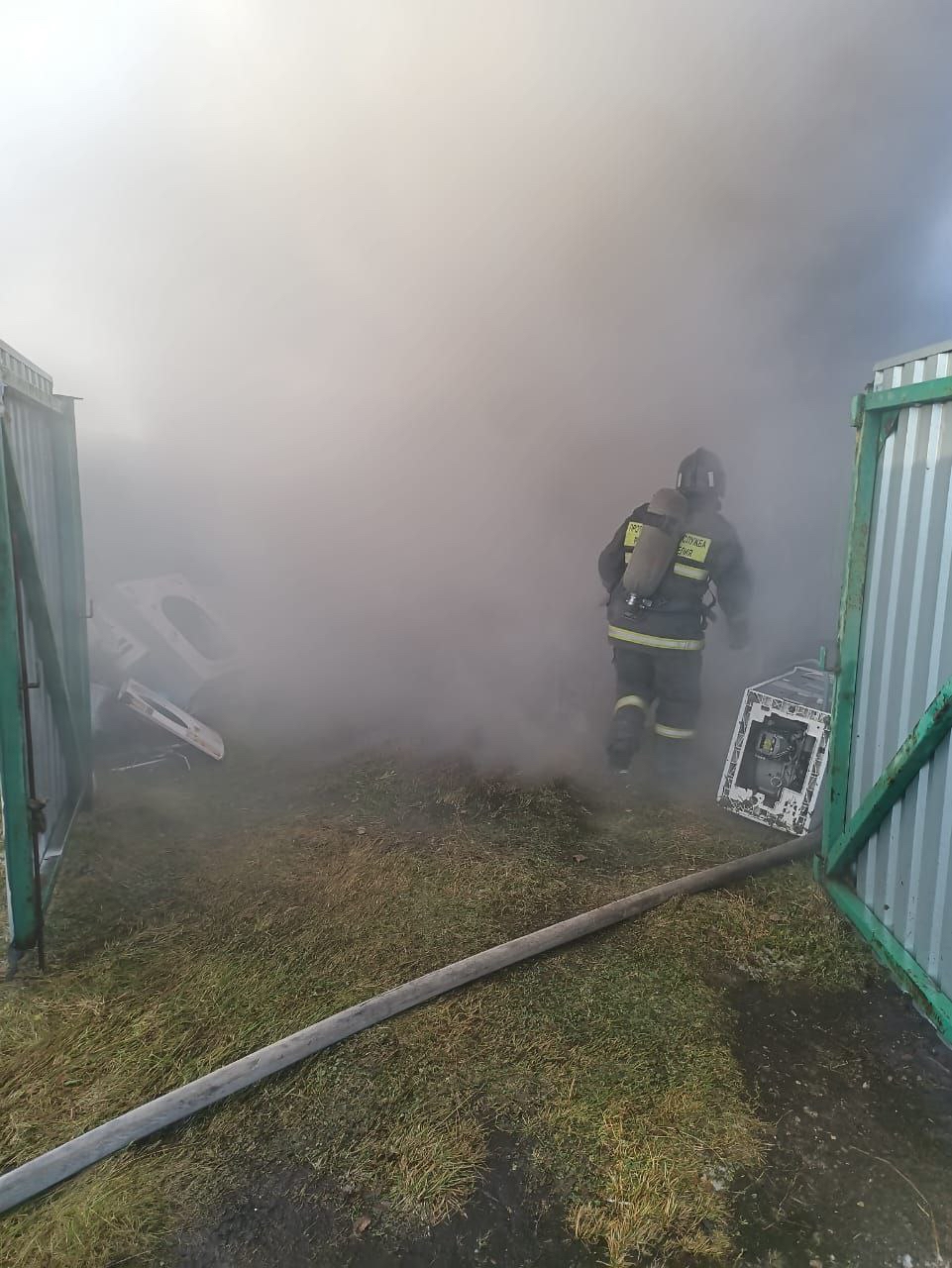 Огонь с полыхавшего гаража перекинулся на жилой дом в Кеми