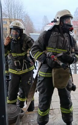 Спешили ночью: пожарные Карелии дважды спасли любительницу тесных украшений