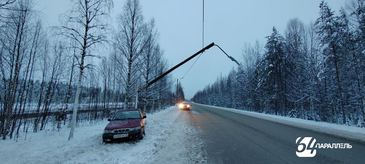 В Костомукше автомобиль опять снес фонарь