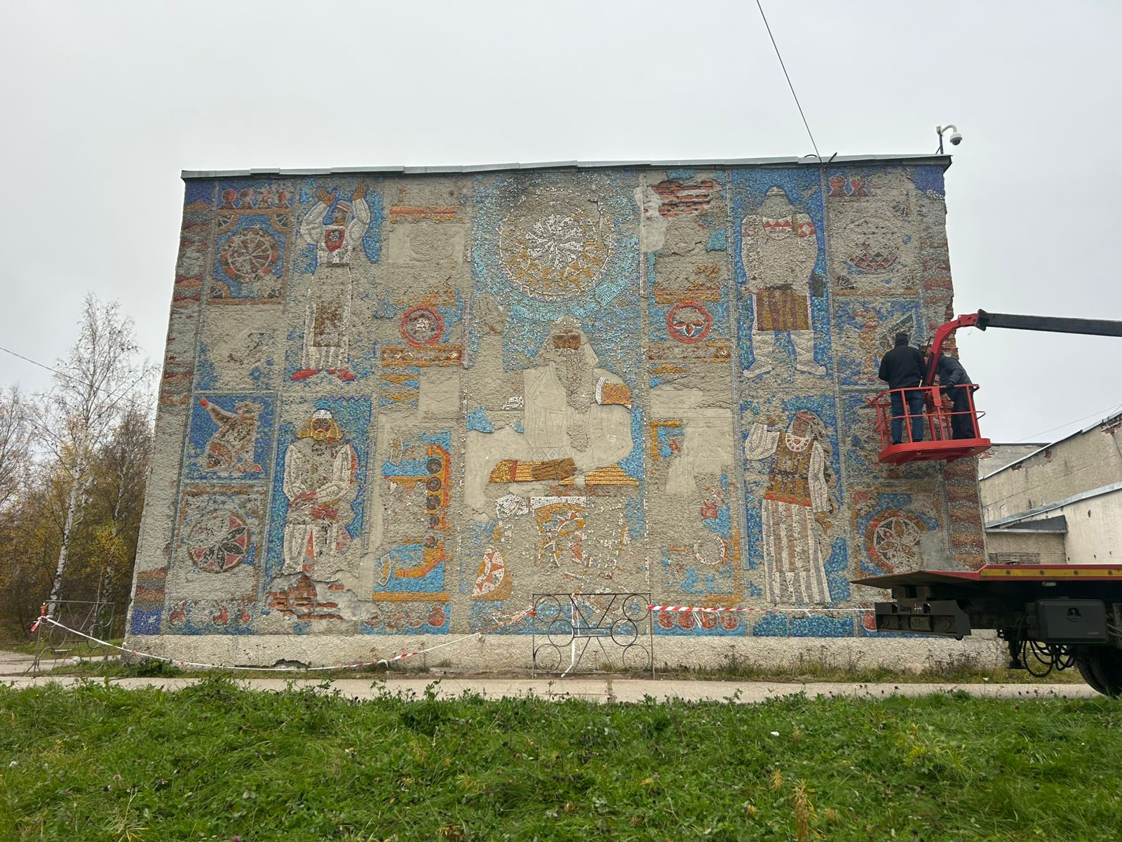 Специалисты провели экспертизу панно «Калевала», которое спасают в Питкяранте