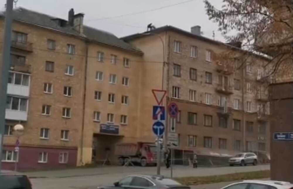 В центре Петрозаводска рабочие скидывали строительный мусор с крыши дома рядом с проходившими людьми