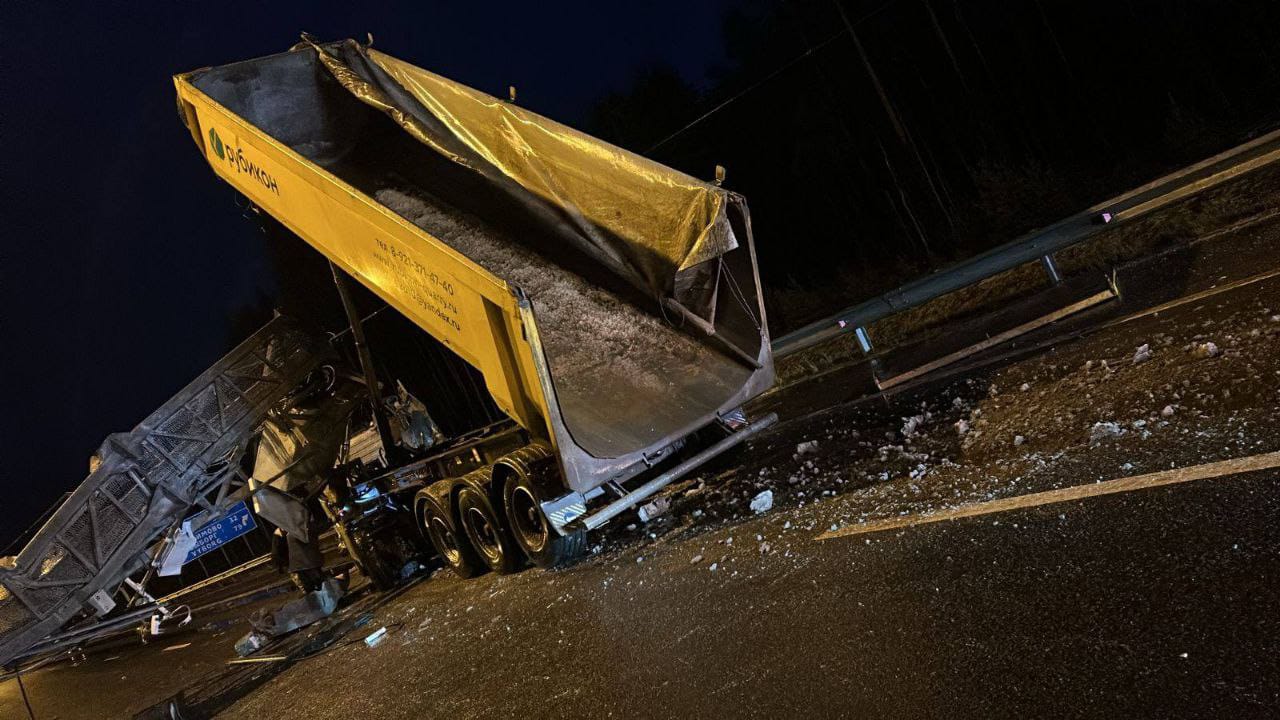 Тонар забыл опустить кузов: трасса А-121 «Сортавала» перекрыта на 80 км