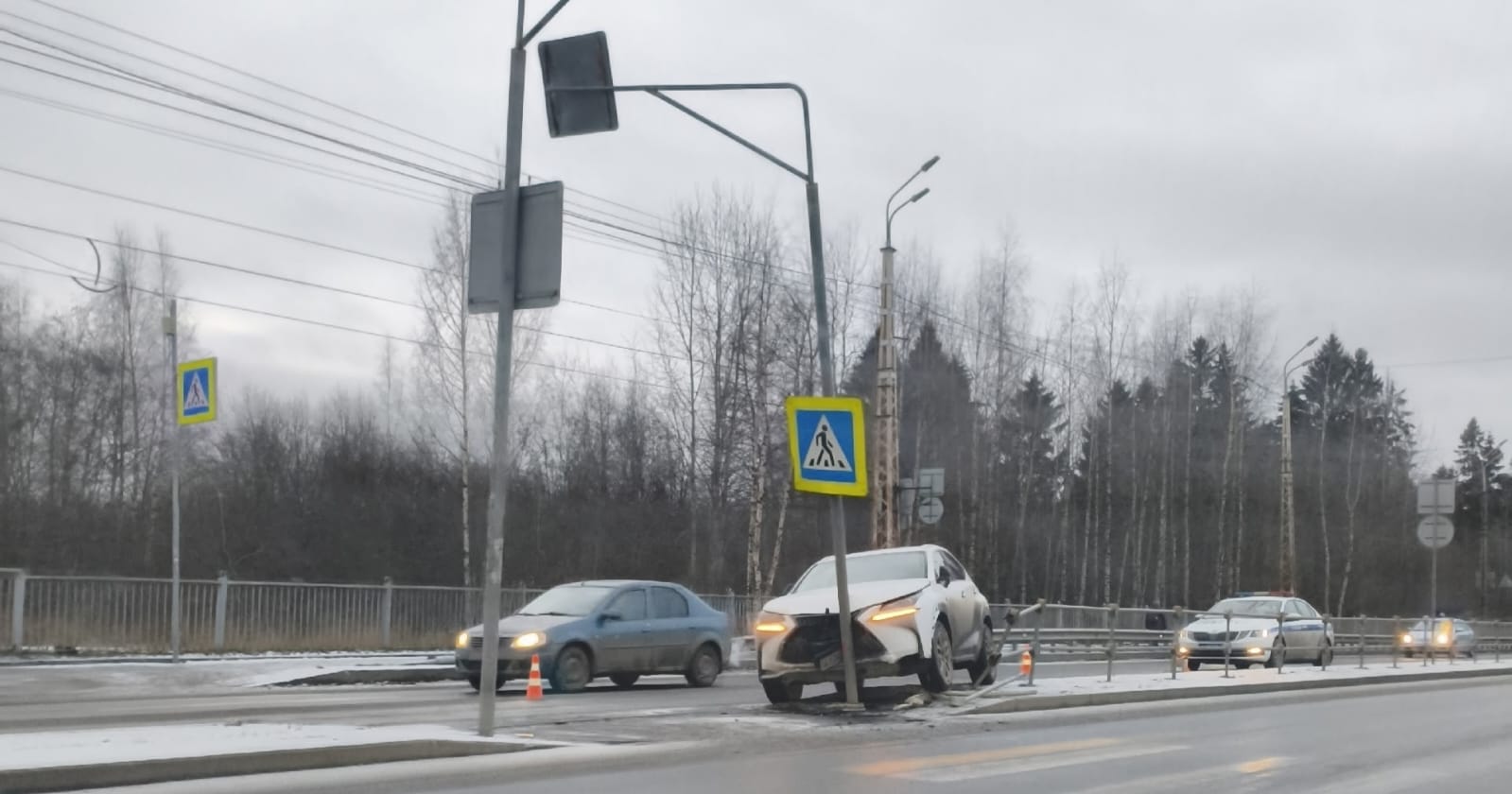 «Лексус» врезался в столб в многолюдном районе Петрозаводска, чтобы не сбить пешеходов