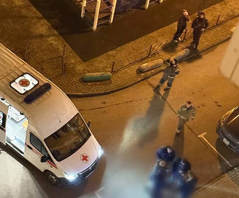 Пьяный житель Петрозаводска насмерть разбился, выпав с пятого этажа