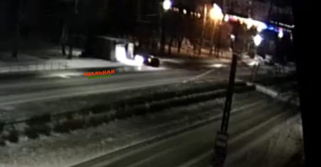 Автомобиль протаранил ларек в Петрозаводске, оставив свою «визитную карточку»