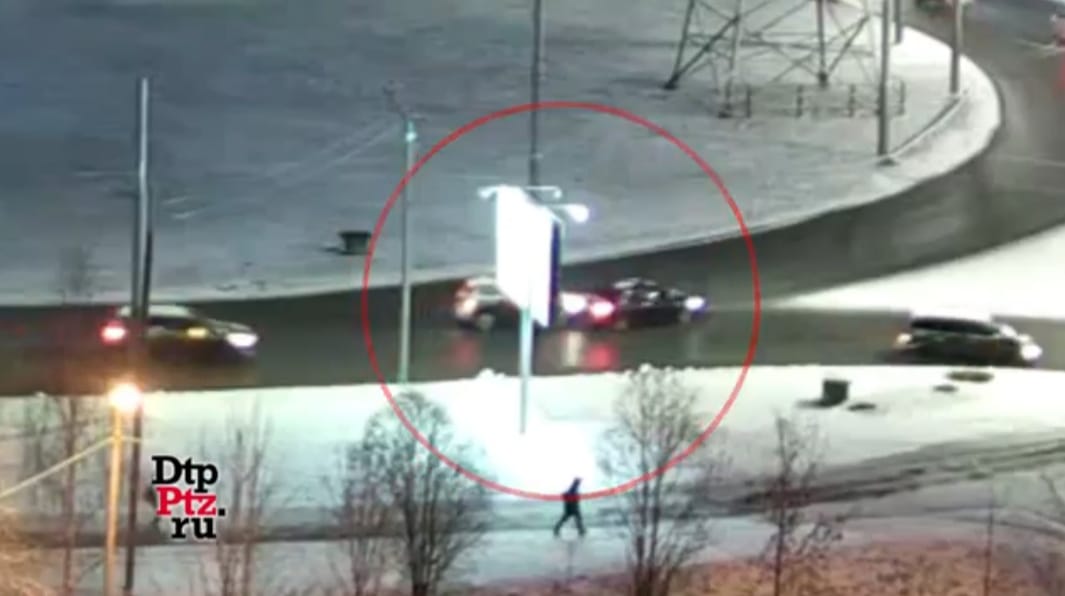 Две легковушки притерлись боками на Древлянском кольце в Петрозаводске