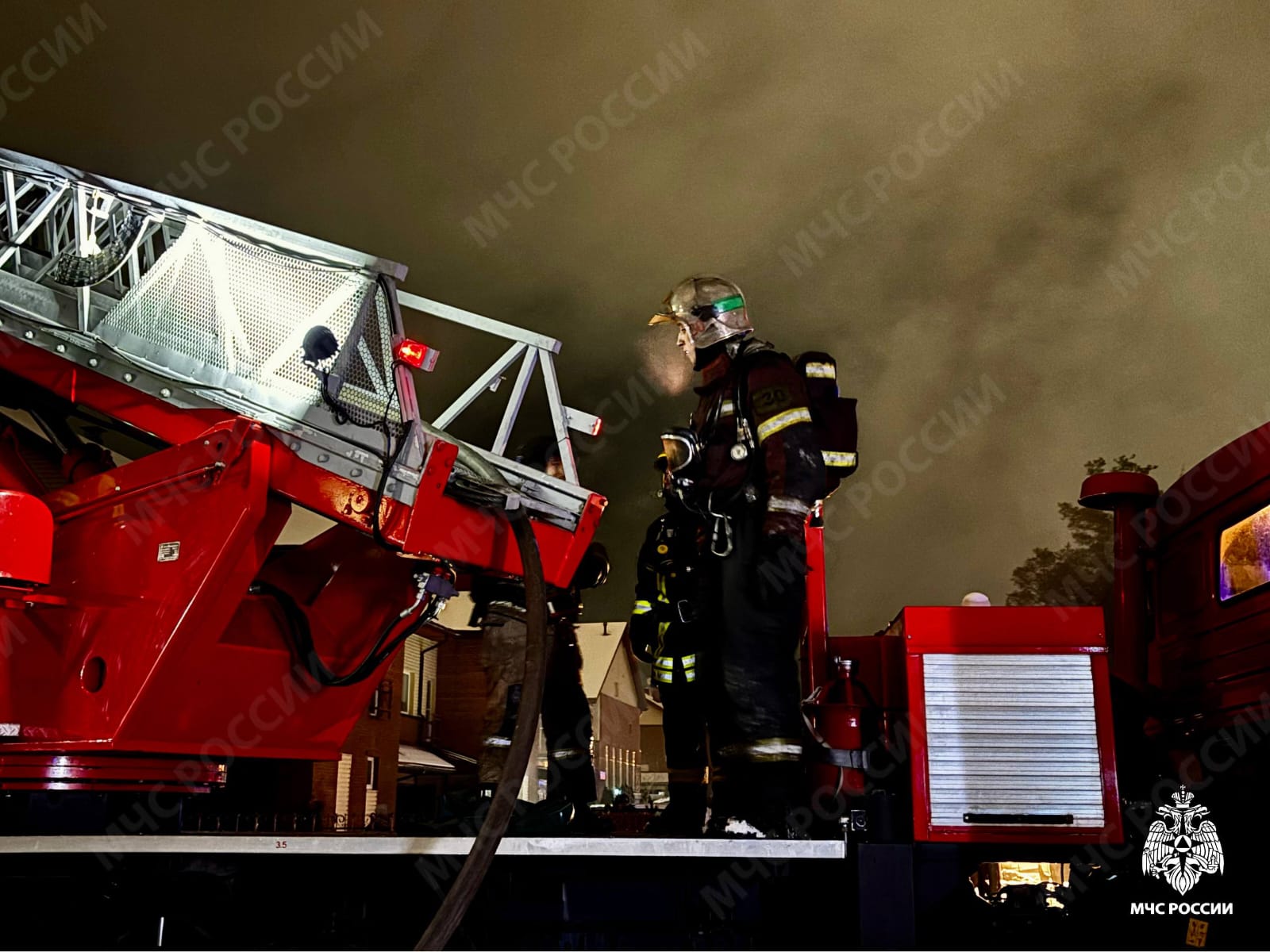 Появились новые фото и видео горящего таунхауса в Петрозаводске, где пострадали две женщины и ребенок