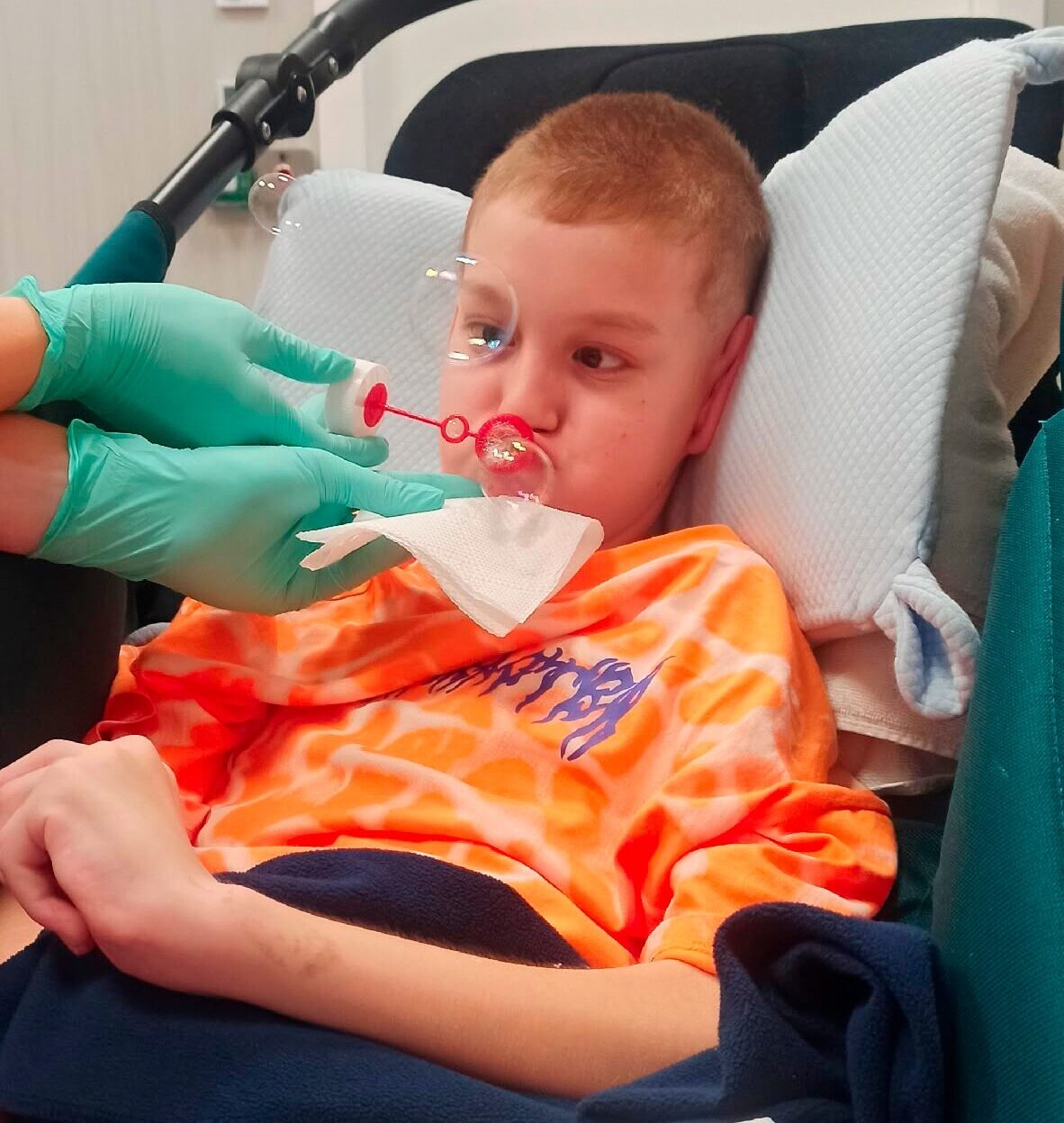 Ясный взгляд и теплая улыбка: стало известно состояние мальчика, которого в Карелии укусил клещ