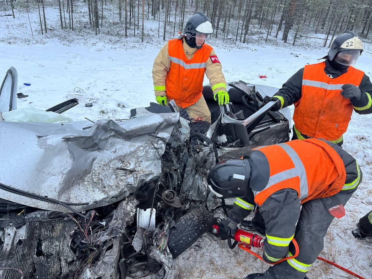 Спасатели показали фото с места смертельного ДТП в Кемском районе, где из покорёженных машин доставали погибших и травмированных