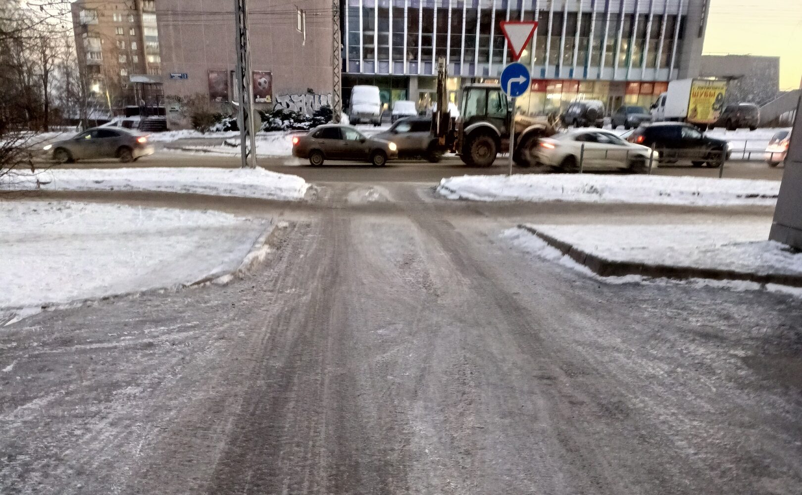 «Сплошной лёд»: жители Петрозаводска пожаловались на скользкие тротуары