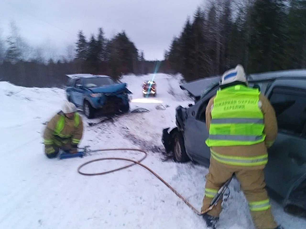 Появились фото с места смертельной аварии в Беломорском округе, унесшей жизнь троих человек