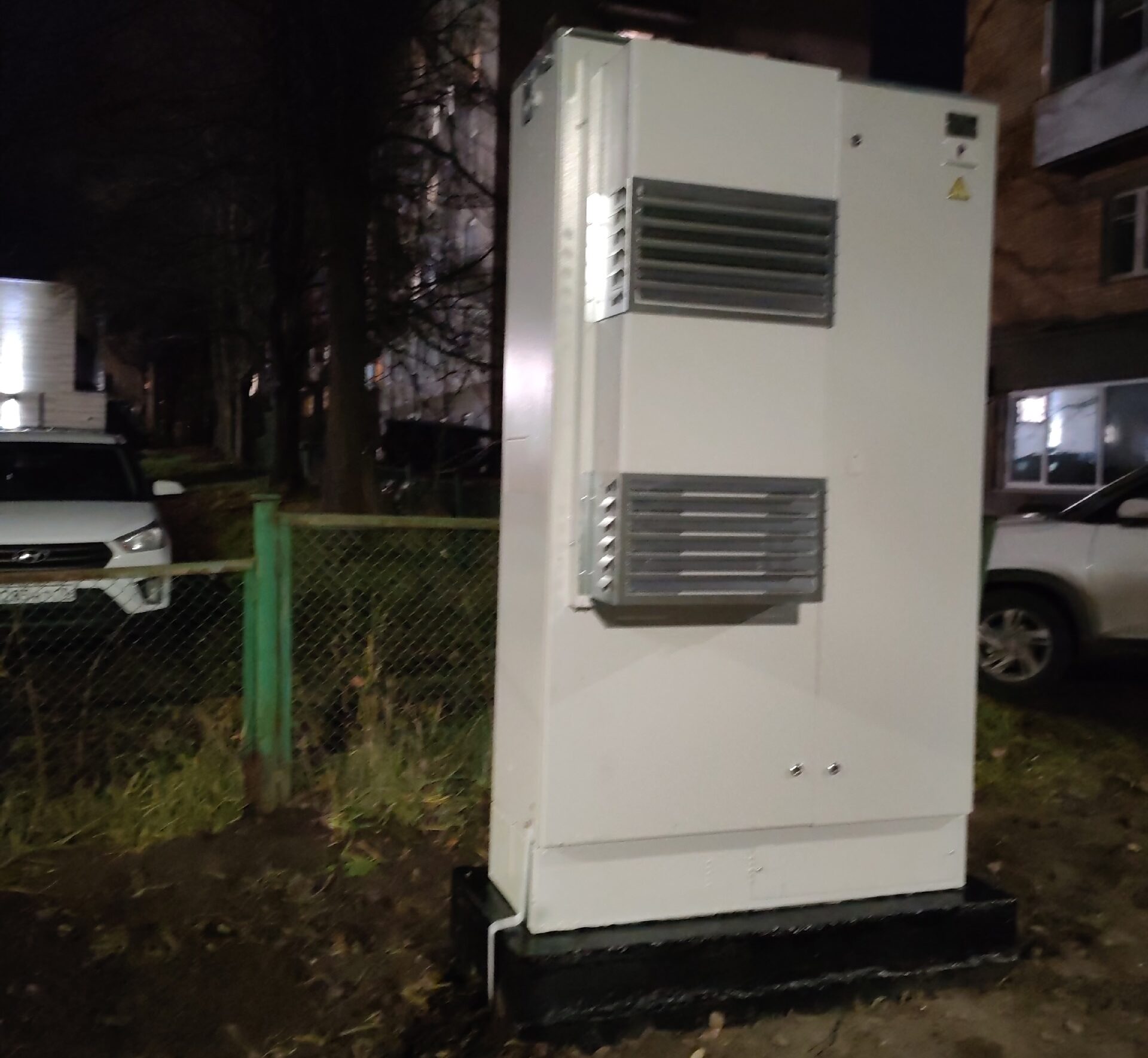 Непонятный агрегат установили напротив Ломоносовской гимназии Непонятный агрегат установили напротив Ломоносовской гимназии