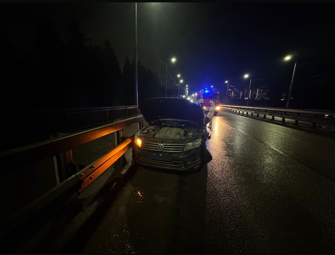 Автоледи по невнимательности влетела в отбойник на оживленной магистрали Петрозаводска