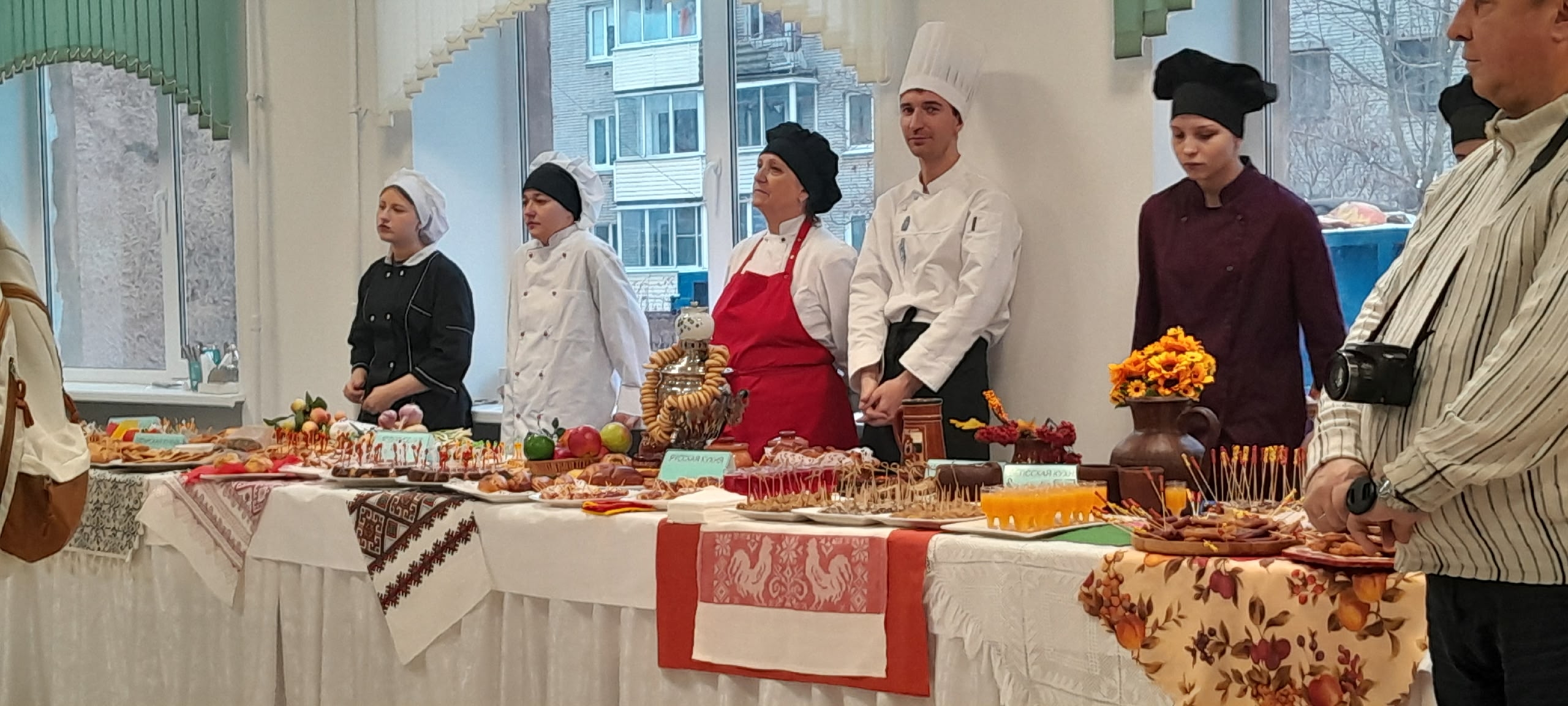 Карельские студенты устроили пир в колледже с блюдами разных народов