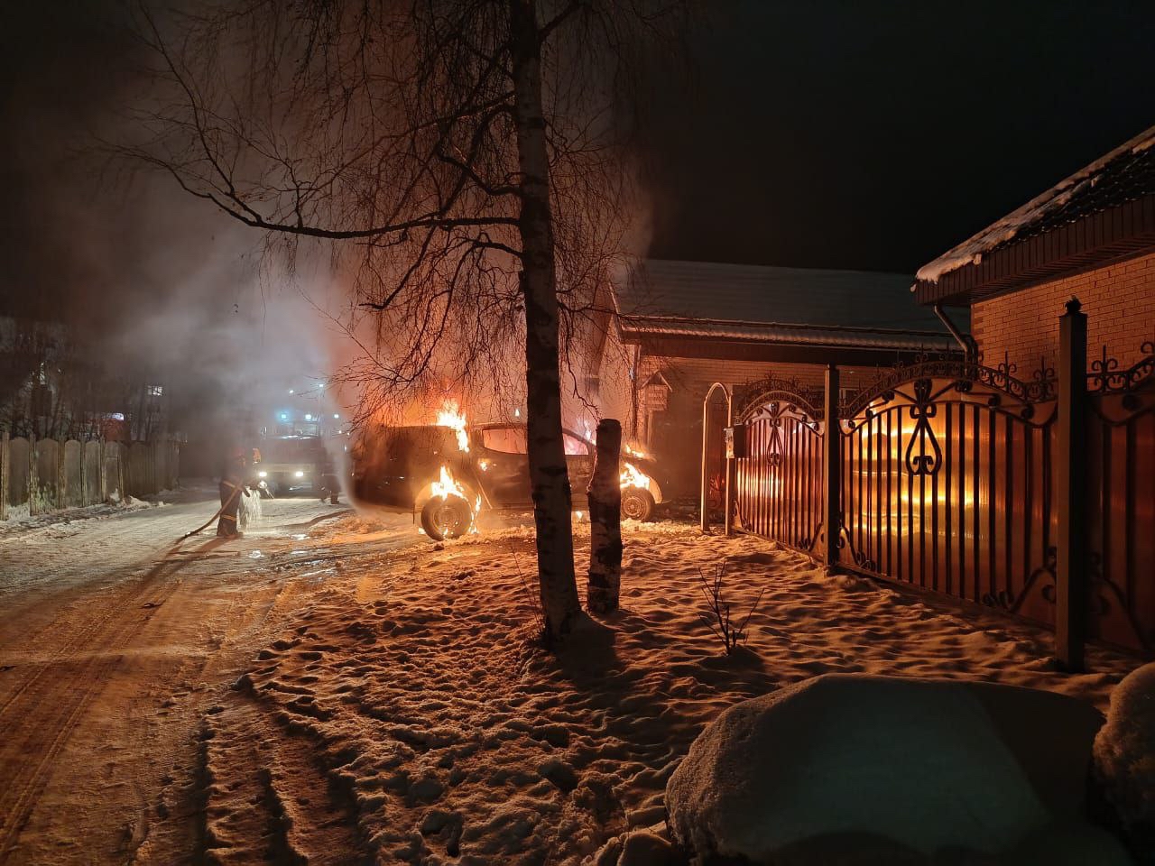 Автомобиль сгорел ночью в Олонце - после взрыва спасали жилой дом