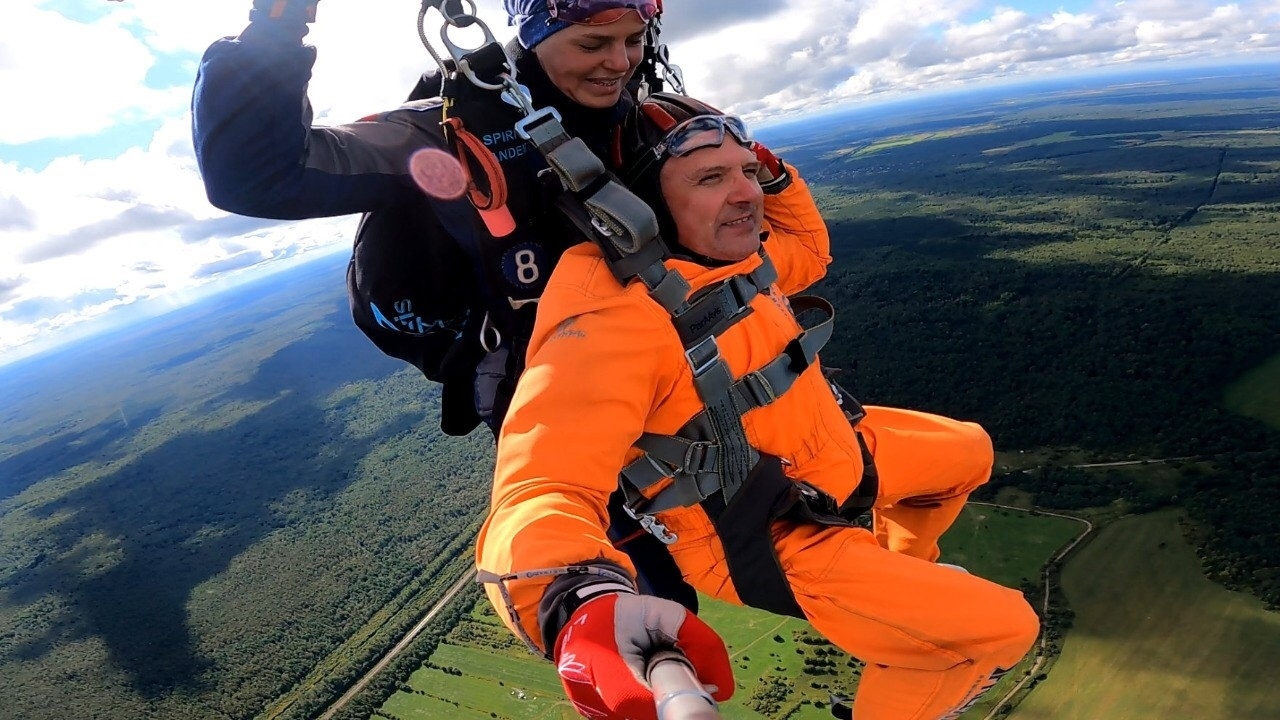 Незрячий житель Карелии совершил прыжок с парашютом с высоты 4000 метров, исполнив свою мечту