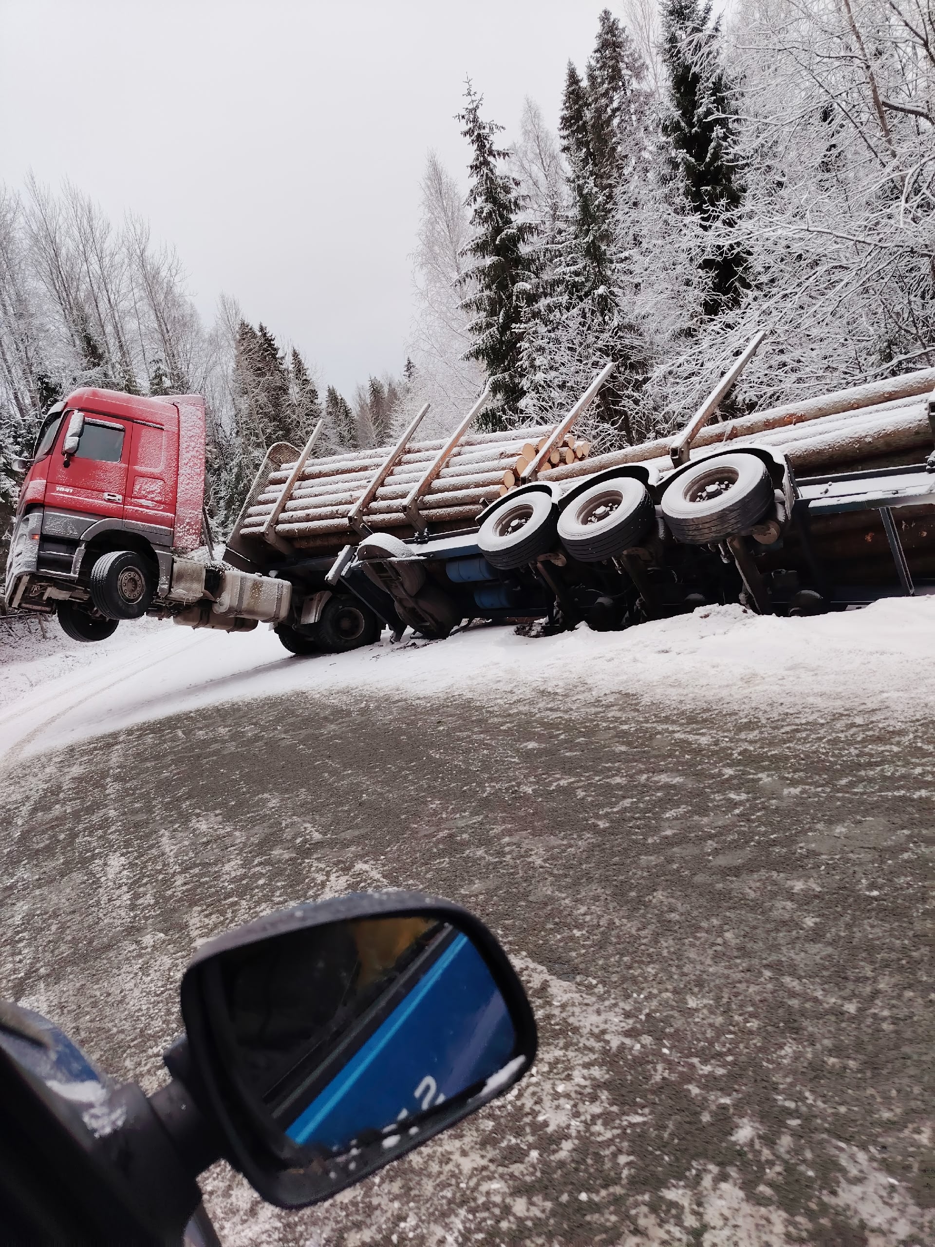 Завалившийся лесовоз навис над дорогой, с пяти утра заблокировав проезд в Пряжинском районе