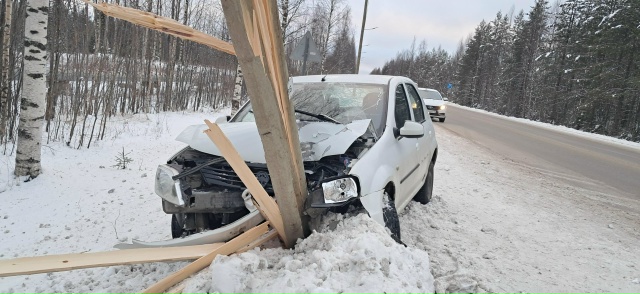 Непристегнутая пассажирка пострадала в иномарке, которая снесла очередной столб в Костомукше