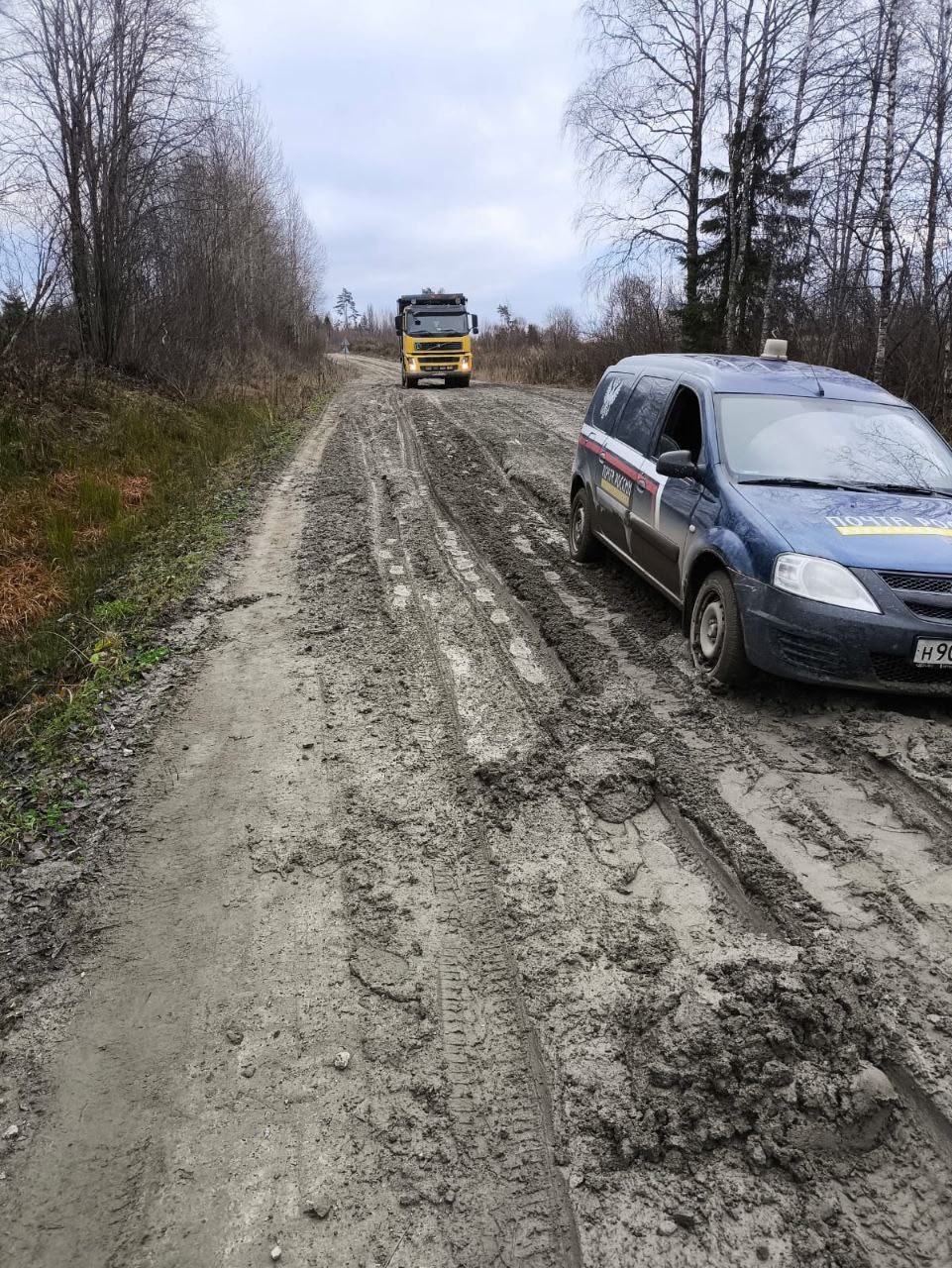 Машина Почты России увязла на разбитой дороге к одному из посёлков Карелии