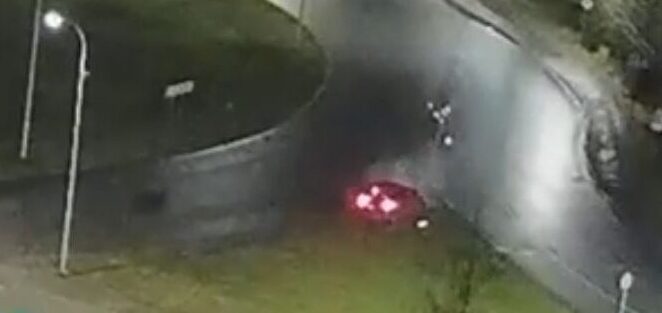 Легковушка на скорости влетела в столб на кольцевой дороге в Петрозаводске