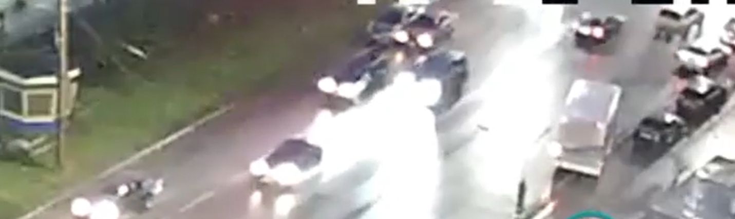 Легковушка на буксире отшлифовала припаркованный автомобиль в крупном районе Петрозаводска