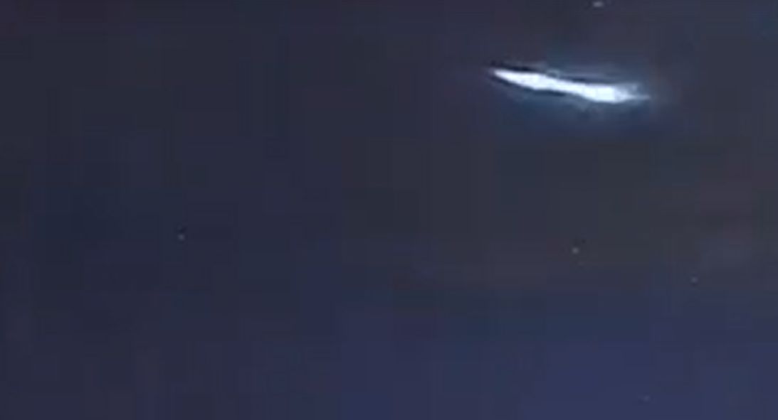 Разлетались: второй за две недели непонятный объект осветил небо над столицей
