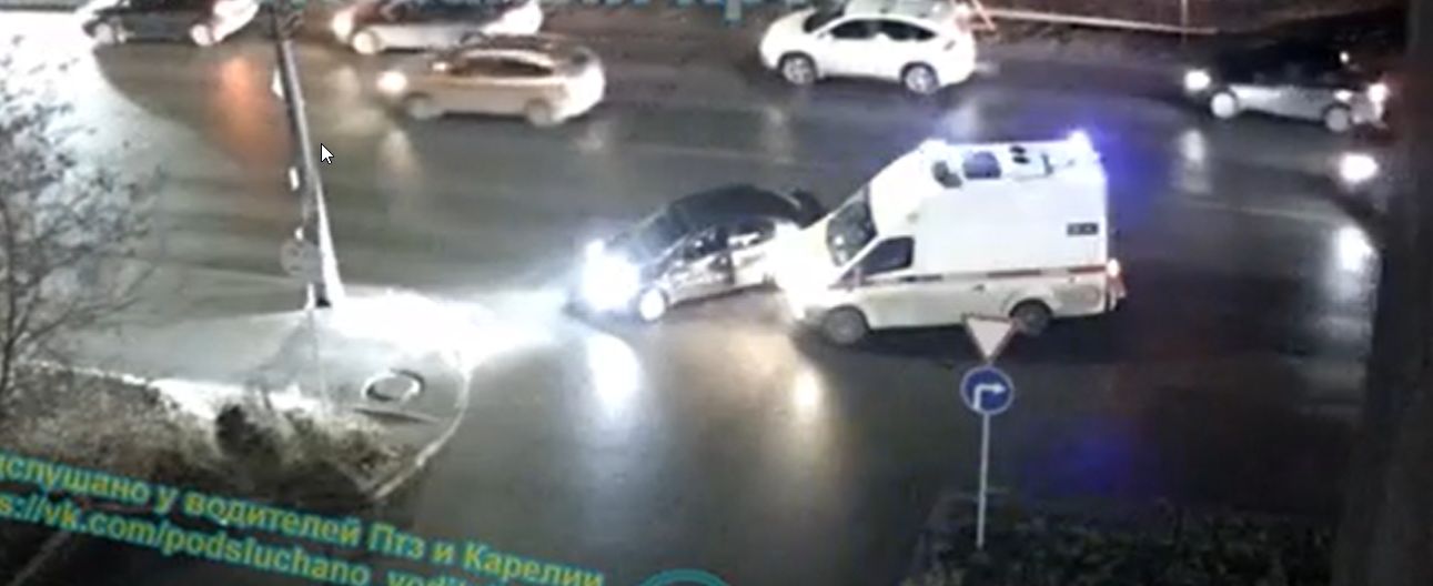 Машина «скорой» попала в ДТП в Петрозаводске