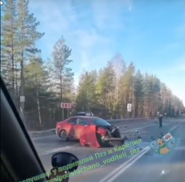 Кроссовер повис на дорожном ограждении после аварии под Петрозаводском