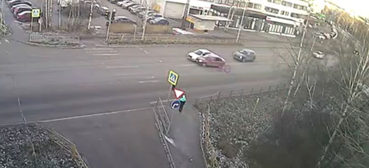 Ехала по встречке - столкнулась с попуткой: странное ДТП устроила легковушка на оживленной дороге Петрозаводска