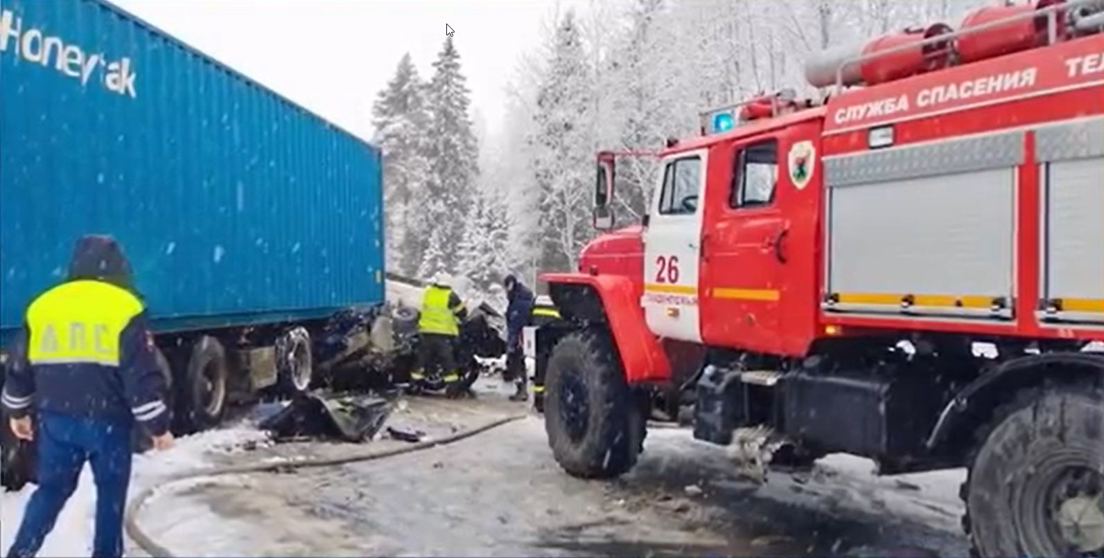 Полиция разбирается с аварией в Лахденпохском районе, где погибли три человека