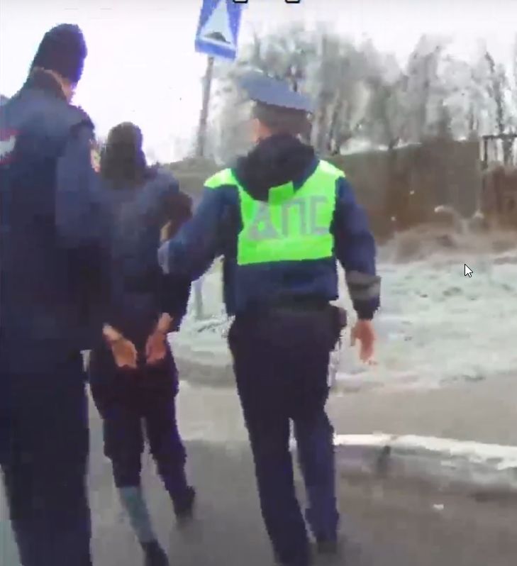 Житель Карелии решил подвезти незнакомца, а тот приставил нож и захватил автомобиль