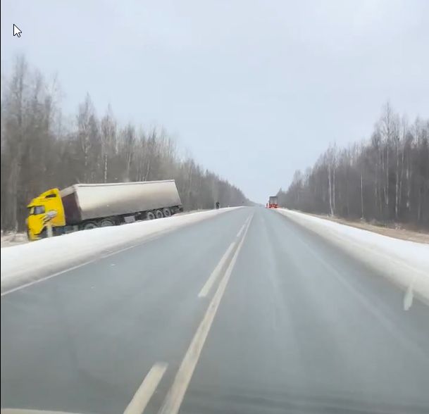 Фура ушла с трассы в одном из районов Карелии