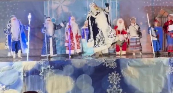 Олонец стал сказочным несмотря на погоду: Деды Морозы со всей страны съехались в Карелию