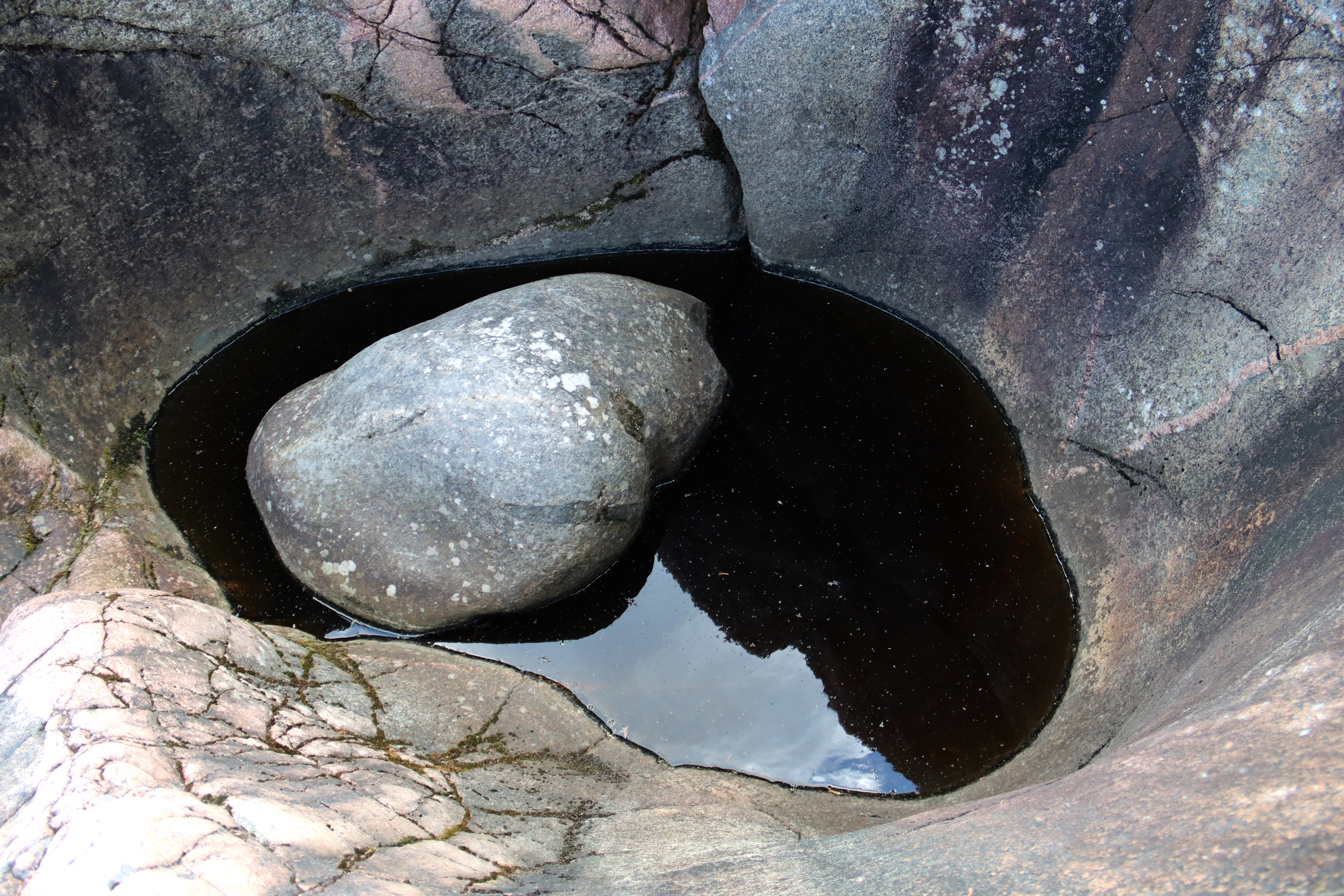 «Чертовы маслобойки»: как природа создавала водобойные котлы в Карелии