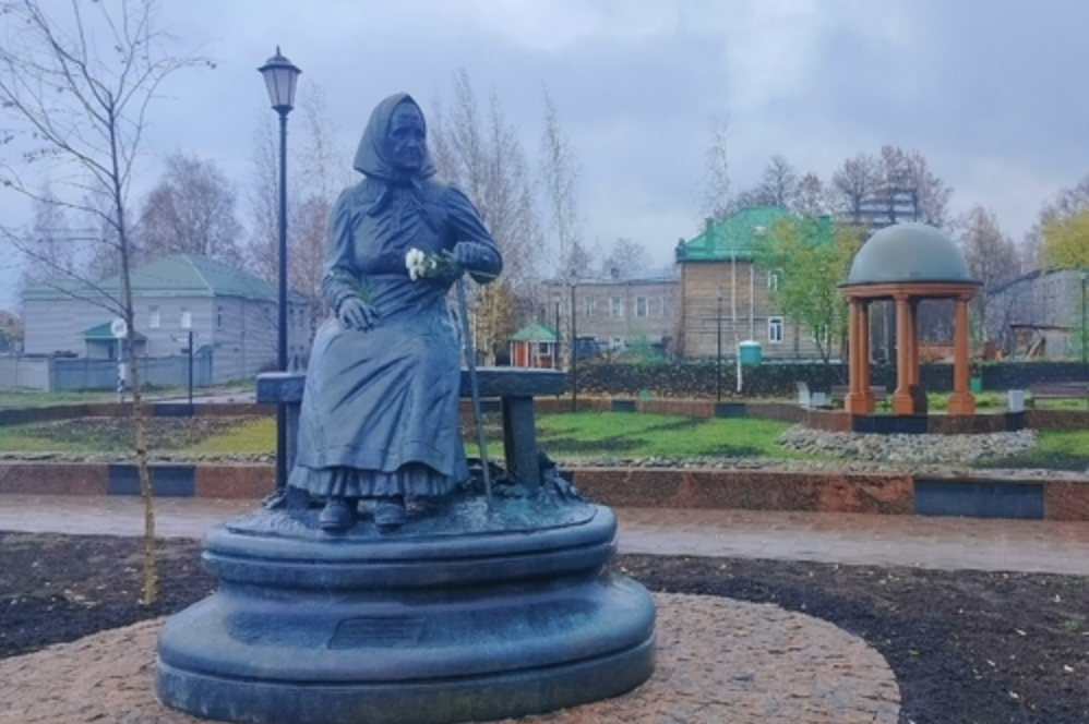 С научным подходом: в Петрозаводске открыли памятник карельской сказительнице