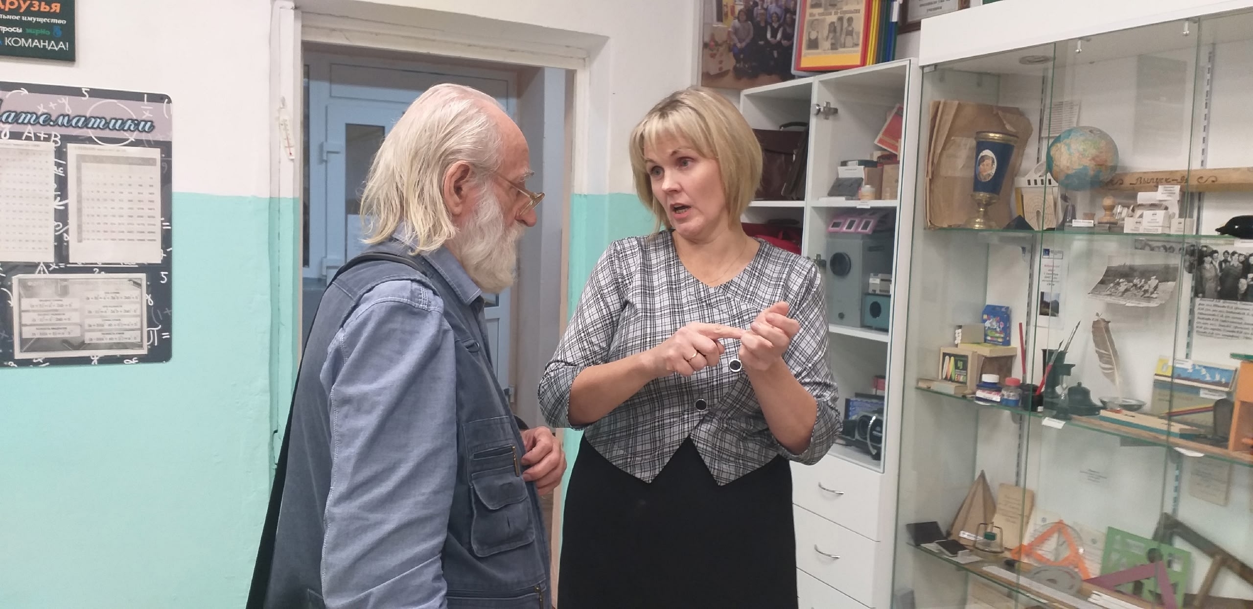 Известный скульптор посетил стены родной школы в карельском селе