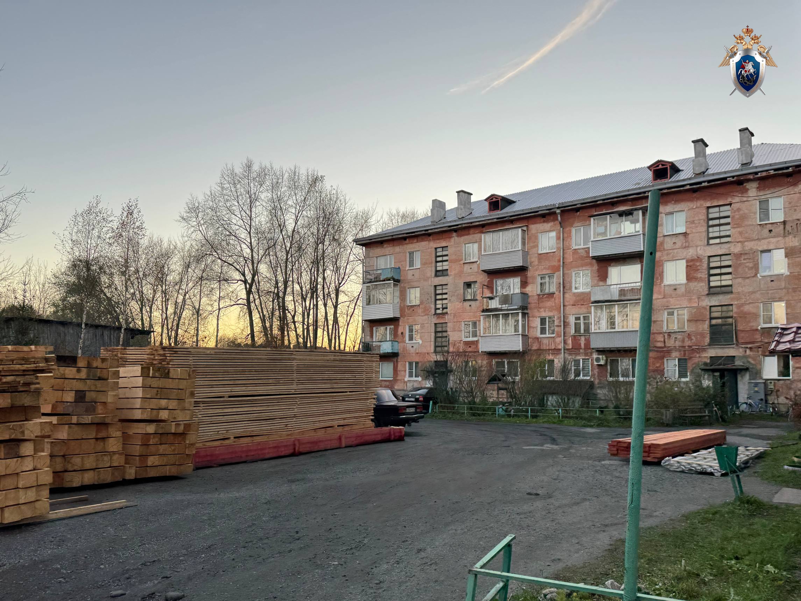 Уголовное дело возбудили спустя месяц после гибели рабочего в Кеми - мужчина упал с крыши