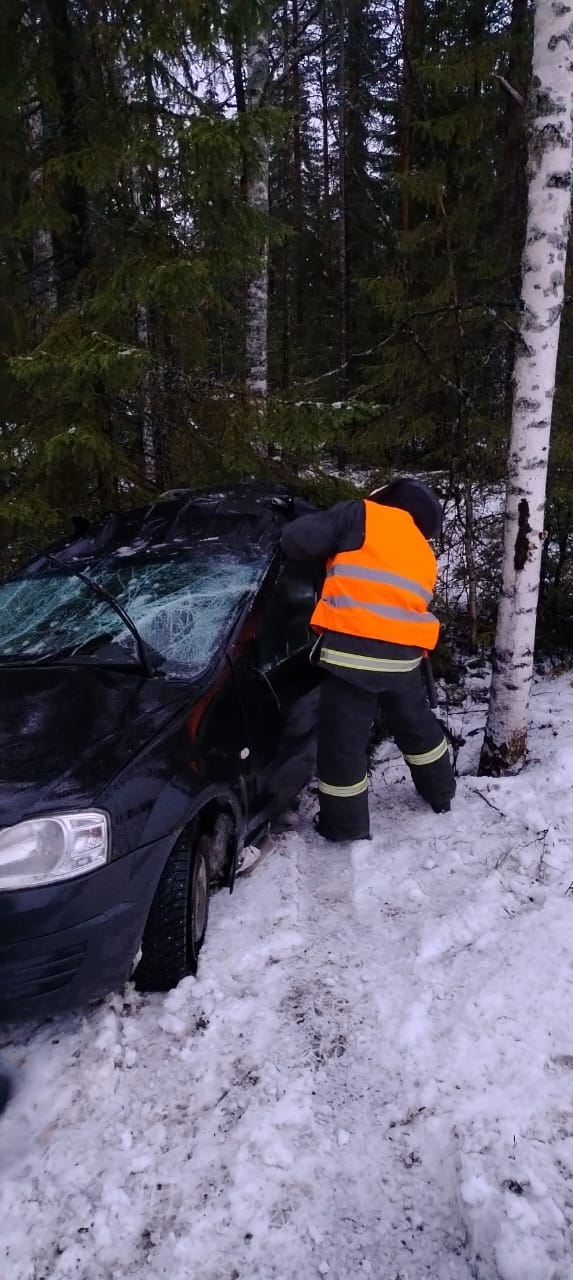 Легковушка с газовым баллоном улетела с дороги в Суоярвском округе