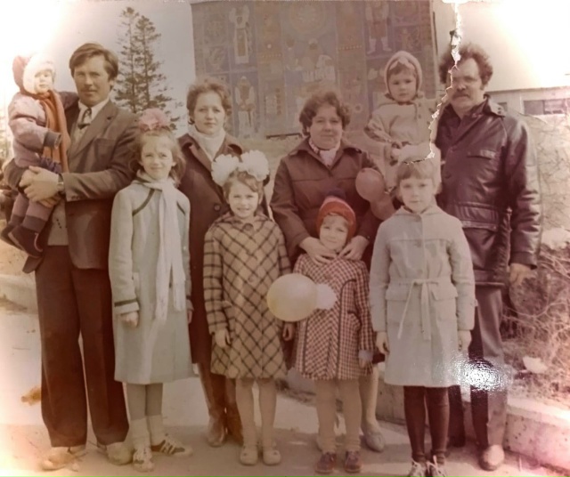 Традицию семейных фото у панно вспомнили в Питкяранте