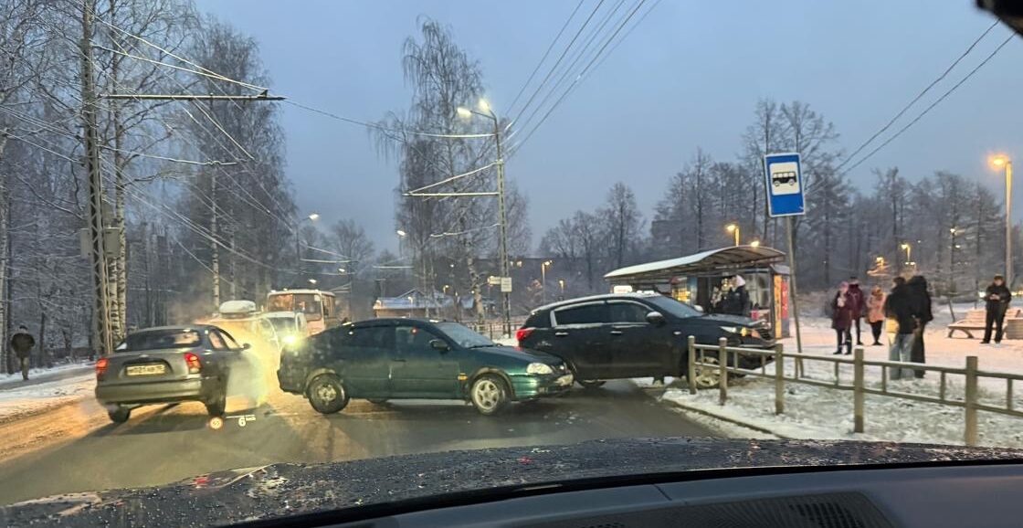 Столкнувшиеся у остановки легковушки перекрыли проезд в одном из районов Петрозаводска