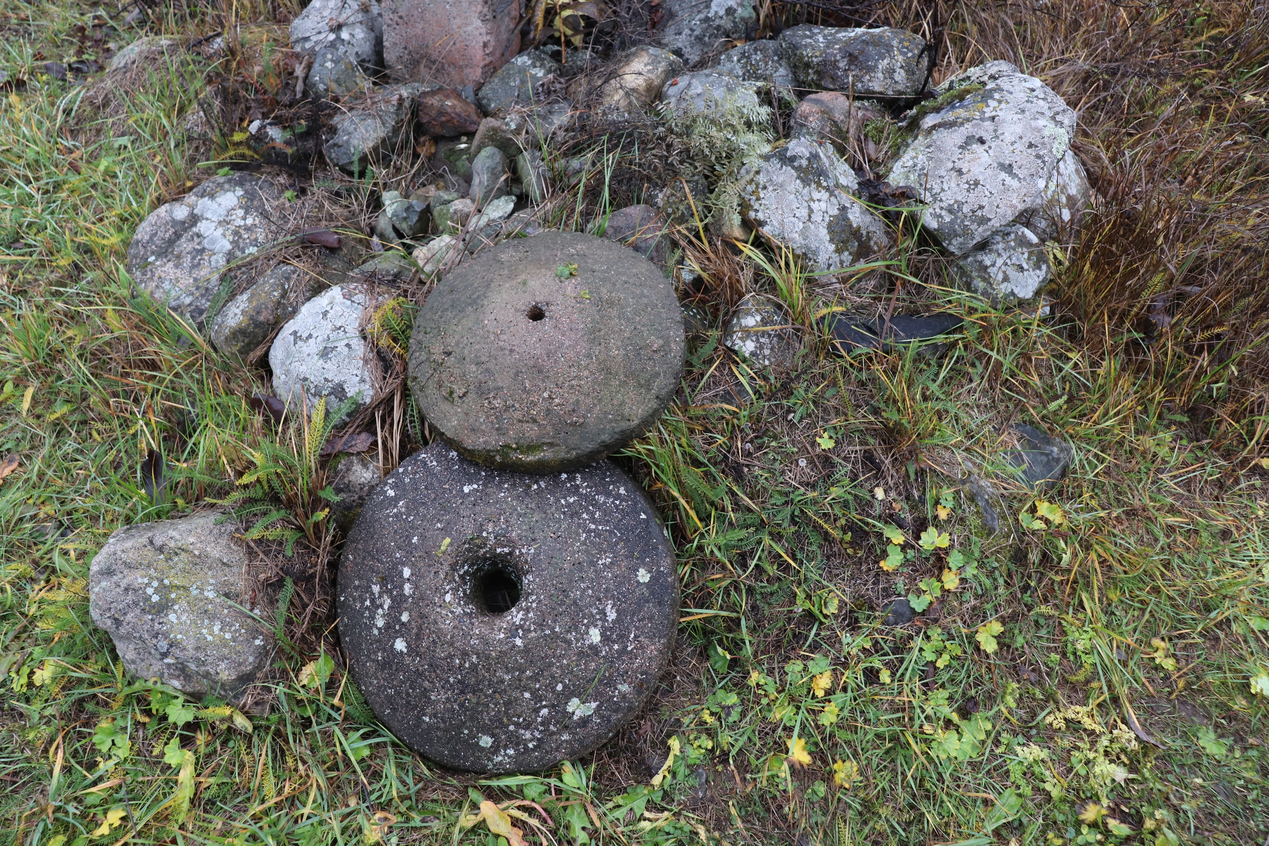 Ручную мельницу, найденную на месте пожара, передали в школьный музей карельского поселка