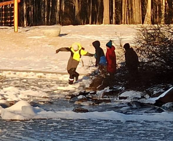 Дети в Костомукше уже проверяют лед на прочность