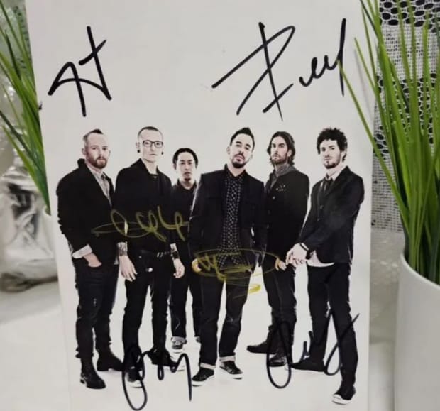 Коллекционные автографы рок-музыкантов и художников можно приобрести на Авито