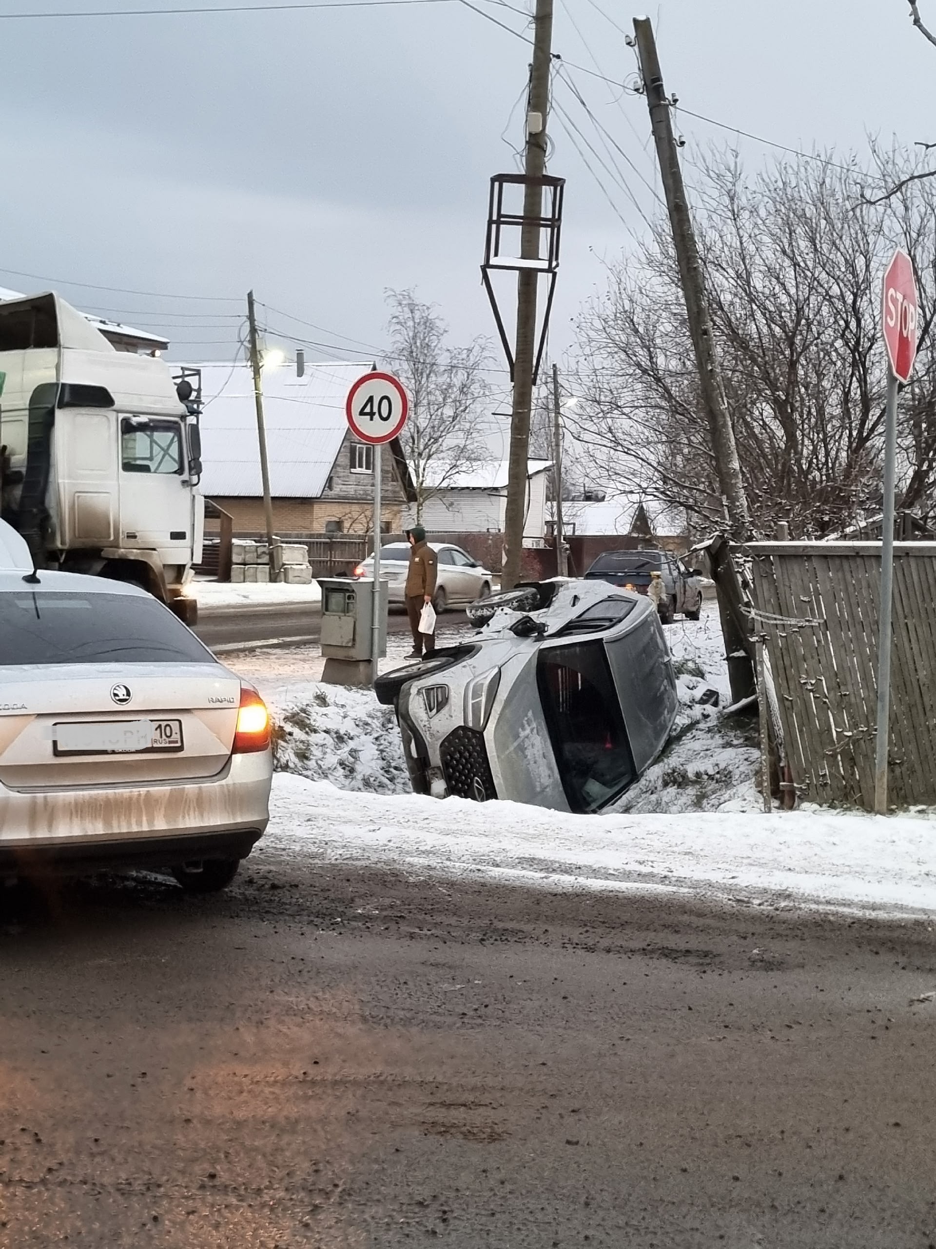 На аварийном перекрестке в Петрозаводске сошлись две иномарки и тягач с полуприцепом: на фото видно, кому досталось больше всех