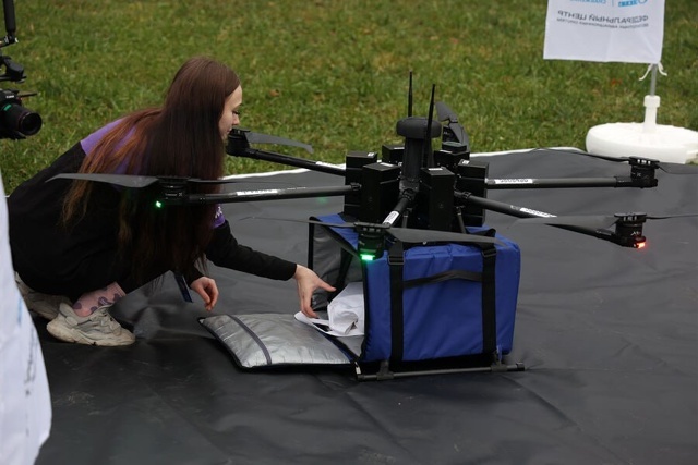 Дрон-курьер впервые доставил заказ из маркетплейса рядом с Карелией