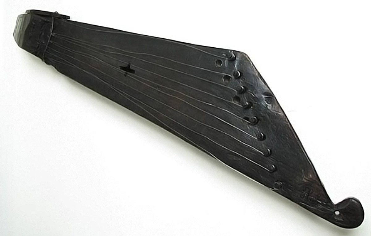 Узнали, почему кантеле черного цвета