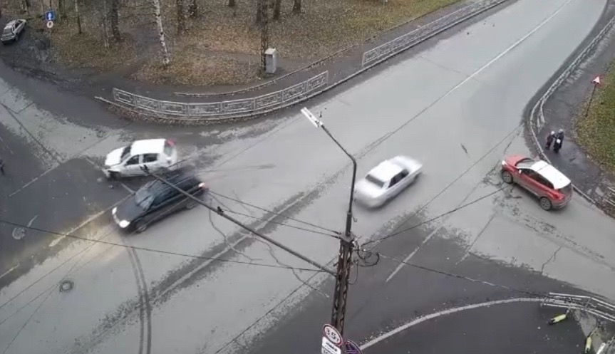 Две легковушки столкнулись на Зареке