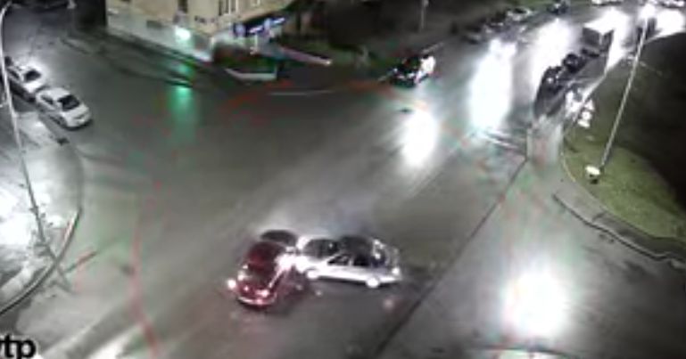 Два автомобиля не поделили дорогу в центре Петрозаводска