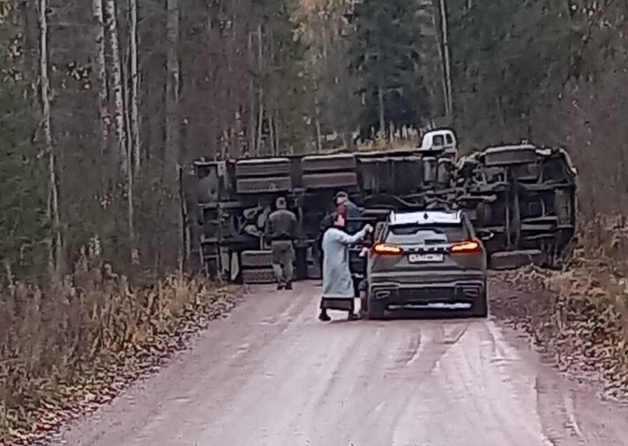 КАМАЗ перевернулся на дороге в Прионежском районе